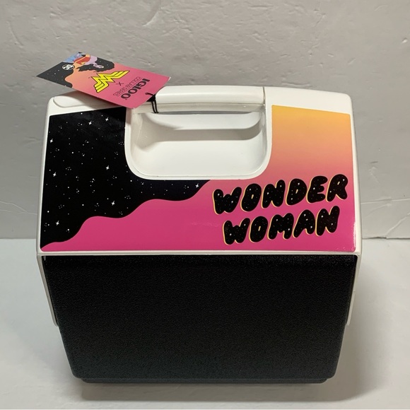 DC Comics x Igloo 7 Qt Wonder Women Playmate Cooler Intl Women’s Day NWT - Picture 3 of 11